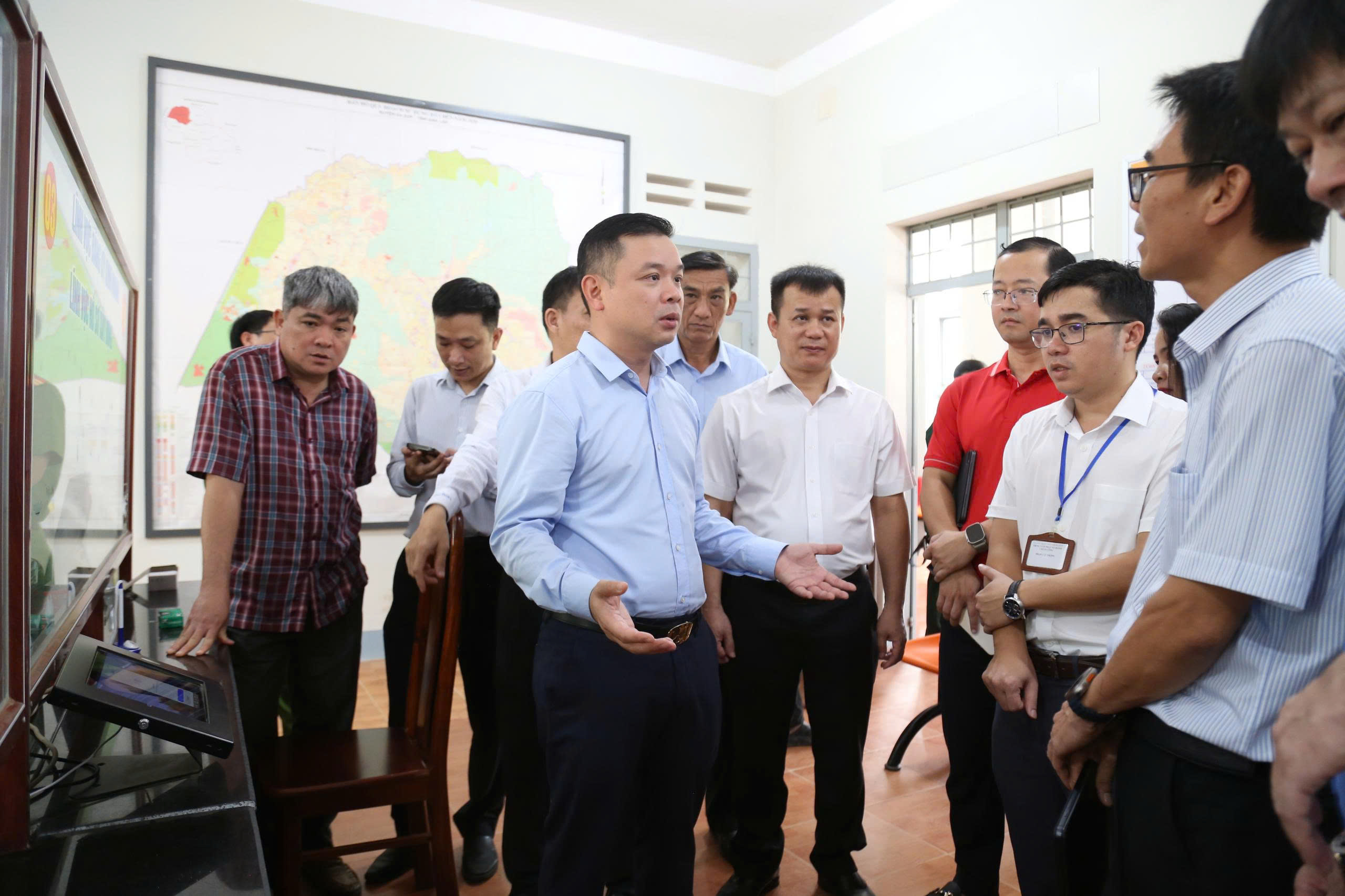 đồng chí Phó Bí thư Tỉnh ủy Đỗ Hữu Huy đi kiểm tra thực tế tại Trung tâm Phục vụ hành chính công xã Ea Súp